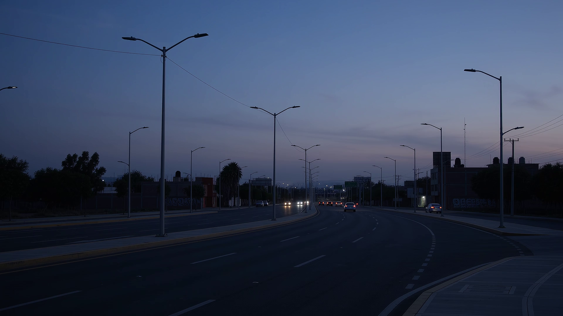 Avenida semioscura antes de encender los postes de luz