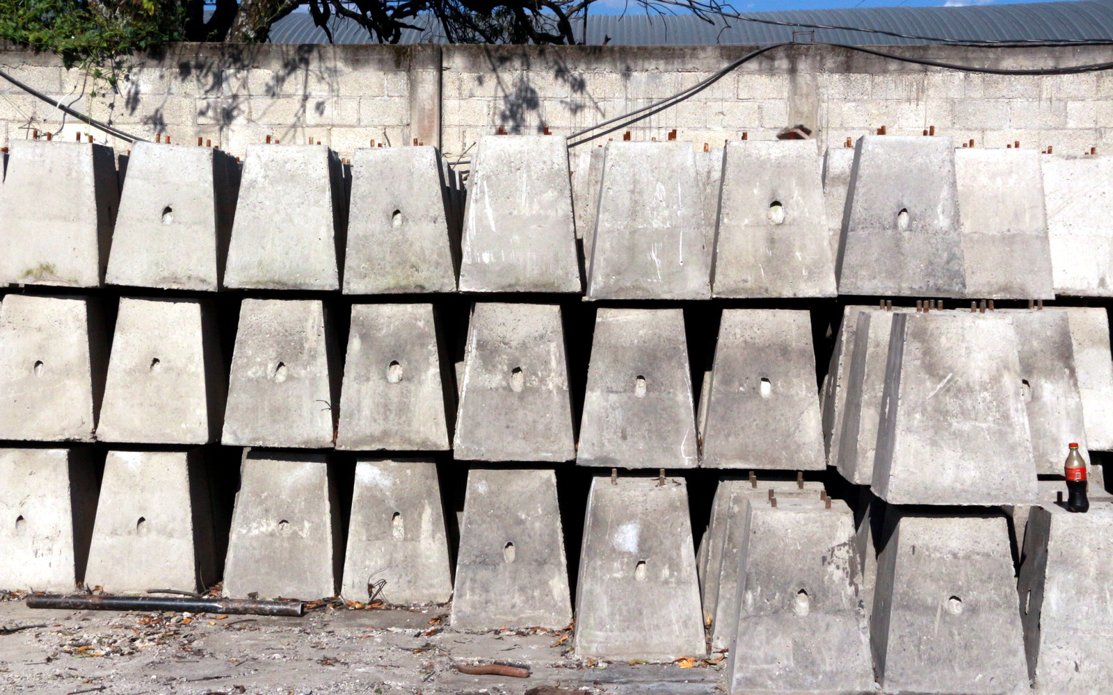 Base de concreto y anclas para poste de alumbrado